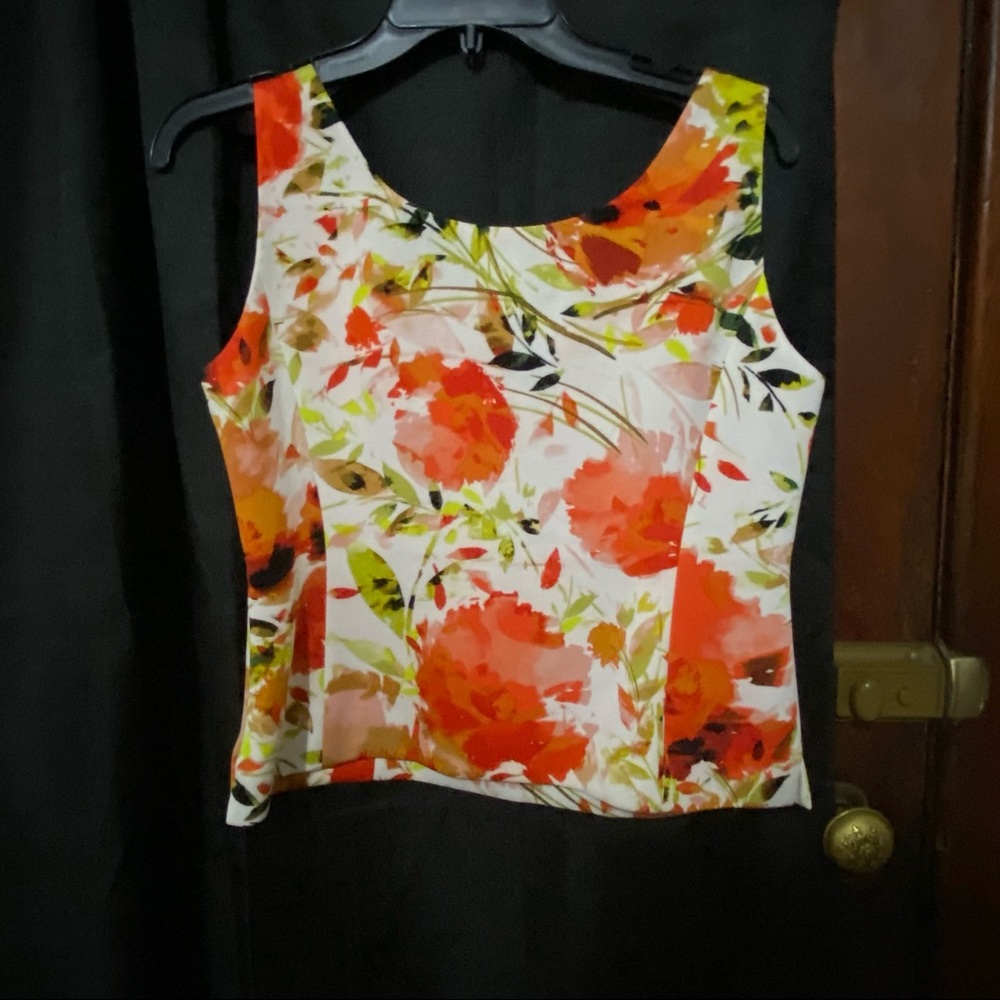 Brand new floral top size 6P